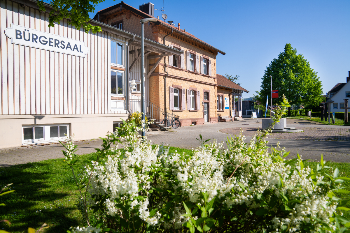 Blick auf auf den Bürgersaal, rechts daneben das ZweiTälerLand